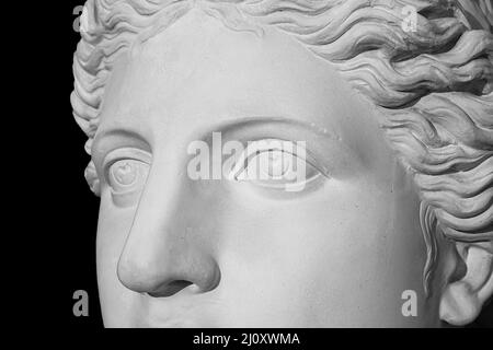 Copia in gesso dell'antica statua di Venere testa isolata su sfondo nero. Scultura in gesso faccia donna Foto Stock