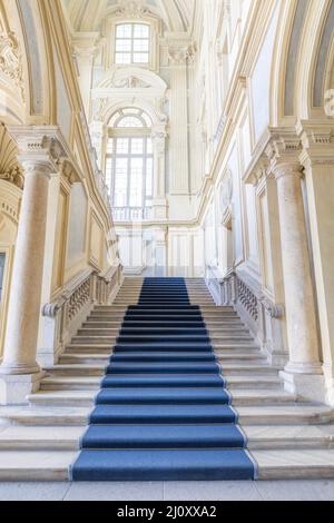 La scala barocca più bella d'Europa si trova a Palazzo Madama, Torino, Italia. Interni con lusso mar Foto Stock