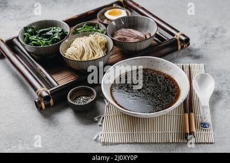 Assortimento piatti giapponesi ad angolo alto. Foto di alta qualità Foto Stock