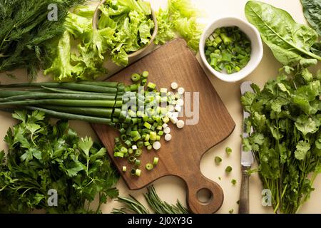 Assortimento di verdure piatte e verdi. Foto di alta qualità Foto Stock