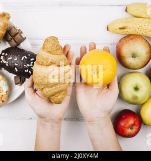 Cibo sano vs cibo malsano. Foto di alta qualità Foto Stock