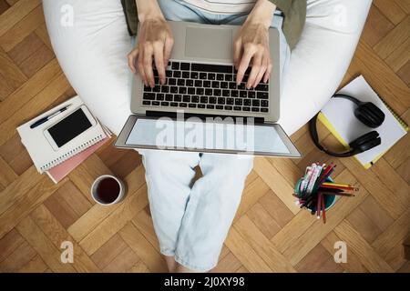 Shopping online, apprendimento online, wark a casa. Formazione a distanza. Foto Stock