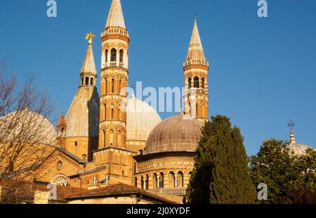 La Basilica di Sant'Antonio, meta di migliaia di pellegrini Foto Stock