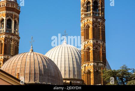 La Basilica di Sant'Antonio, meta di migliaia di pellegrini Foto Stock