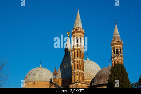 La Basilica di Sant'Antonio, meta di migliaia di pellegrini Foto Stock