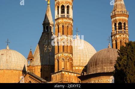 La Basilica di Sant'Antonio, meta di migliaia di pellegrini Foto Stock