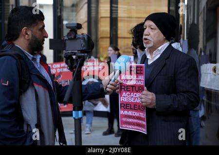 Un attivista Bahraini conduce un’intervista mediatica durante una protesta al di fuori degli uffici della Formula 1 a Londra, Regno Unito, il 18 marzo 2022, in vista del Gran premio del Bahrain Foto Stock