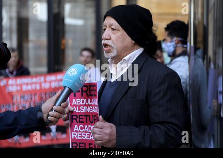 Un attivista Bahraini conduce un’intervista mediatica durante una protesta al di fuori degli uffici della Formula 1 a Londra, Regno Unito, il 18 marzo 2022, in vista del Gran premio del Bahrain Foto Stock