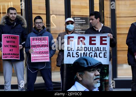 Manifestanti fuori dagli uffici di Formula 1 nel centro di Londra, Regno Unito, il 18 marzo 2022, in vista del Gran premio di Formula 1 in Bahrain Foto Stock