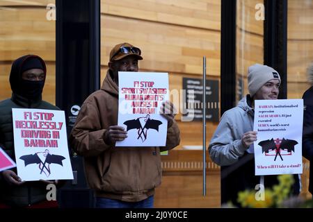 Manifestanti fuori dagli uffici di Formula 1 nel centro di Londra, Regno Unito, il 18 marzo 2022, in vista del Gran premio di Formula 1 in Bahrain Foto Stock