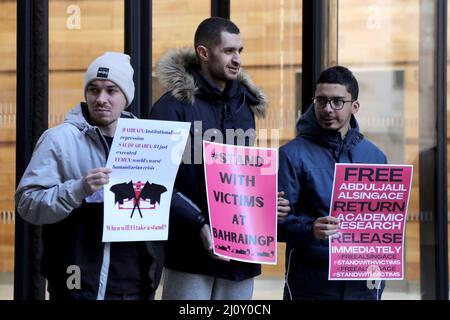 Manifestanti fuori dagli uffici di Formula 1 nel centro di Londra, Regno Unito, il 18 marzo 2022, in vista del Gran premio di Formula 1 in Bahrain Foto Stock