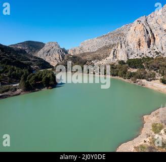 Alto angolo drone vista del Tajo de la Encantada Rervoir nel sud della Spagna Foto Stock