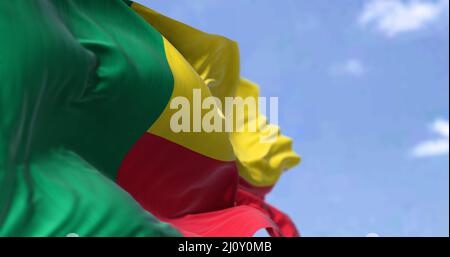 Dettaglio della bandiera nazionale del Benin che sventola nel vento in una giornata limpida Foto Stock