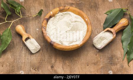 Ciotola ad angolo elevato con due sessole di polvere. Foto di alta qualità Foto Stock
