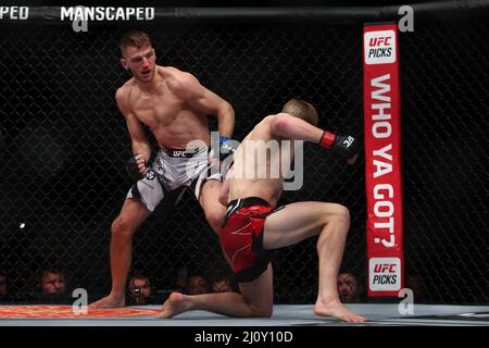 LONDRA, REGNO UNITO. MAR 19th Dan Hooker abbatte Arnold Allen durante UFC Fight Night 204 alla O2 Arena di Greenwich sabato 19th marzo 2022. (Credit: Kieran Riley | MI News) Credit: MI News & Sport /Alamy Live News Foto Stock