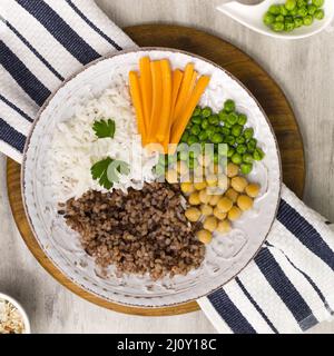 Diversi tipi di porridge con verdure grande asse di legno. Foto di alta qualità Foto Stock