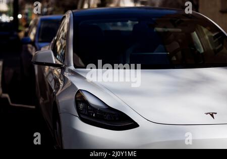 Minsk, Bielorussia, marzo 2022 - auto elettrica Tesla modello 3. Il corpo di un'auto elettrica. Cofano, faro, anteriore. Foto Stock