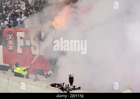 Amsterdam - Banners sul fuoco durante la partita tra Ajax e Feyenoord alla Johan Cruijff Arena il 20 marzo 2022 ad Amsterdam, Paesi Bassi. (Da riquadro a riquadro P Foto Stock