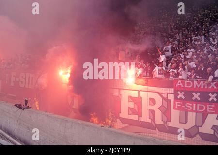 Amsterdam - Banners sul fuoco durante la partita tra Ajax e Feyenoord alla Johan Cruijff Arena il 20 marzo 2022 ad Amsterdam, Paesi Bassi. (Da riquadro a riquadro P Foto Stock