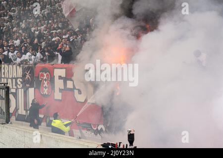 Amsterdam - Banners sul fuoco durante la partita tra Ajax e Feyenoord alla Johan Cruijff Arena il 20 marzo 2022 ad Amsterdam, Paesi Bassi. (Da riquadro a riquadro P Foto Stock