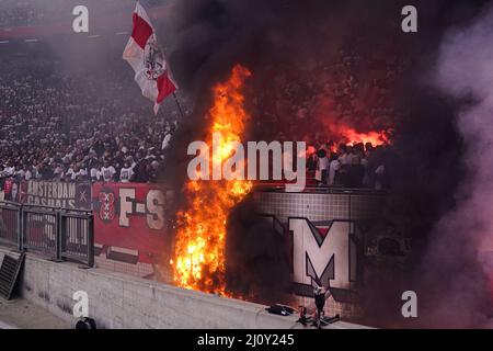Amsterdam - Banners sul fuoco durante la partita tra Ajax e Feyenoord alla Johan Cruijff Arena il 20 marzo 2022 ad Amsterdam, Paesi Bassi. (Da riquadro a riquadro P Foto Stock