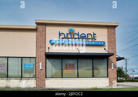 Houston, Texas USA 12-05-2021: Esterno dell'edificio per uffici dentistici e ortodontici di Brident a Houston, Texas. Salute e benessere catena di business locale. Foto Stock