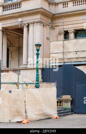 Gli schermi a rete per ponteggi che coprono il Municipio di Sydney sono colorati come l'edificio che coprono durante i lavori di restauro dell'edificio Foto Stock