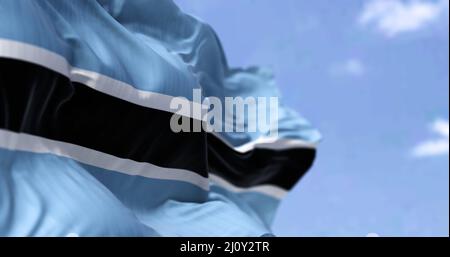 Dettaglio della bandiera nazionale del Botswana che ondola nel vento in una giornata limpida. Foto Stock