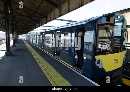 Porte,aperte,autista,isola,linea,treno,nuovo,Shanklin,Sandown,Ryde,Pier,head.station,isola di Wight,Inghilterra,Regno Unito,Gran Bretagna,Gran Bretagna,Regno Unito,Gran Bretagna,Gran Bretagna,Gran Bretagna,Gran Bretagna,Gran Bretagna, Foto Stock