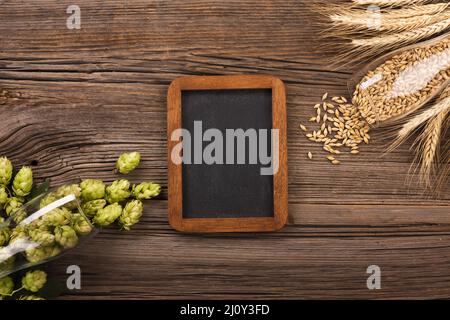 Vista dall'alto, ingredienti per la birra in lavagna. Foto di alta qualità Foto Stock