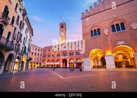 Treviso, Italia. Immagine del centro storico di Treviso con la piazza antica all'alba. Foto Stock