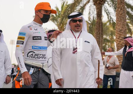 Bahrain International Circuit, Sakhir, Bahrain il 20 marzo 2022 Lando Norris 4 (GBR), McLaren MCL36 e sua altezza reale il principe Salman bin Hamad al Khalifa, il principe ereditario e primo ministro del Bahrain durante LA FORMULA 1 GULF AIR BAHRAIN GRAND PRIX 2022, Eleanor Hoad Foto Stock