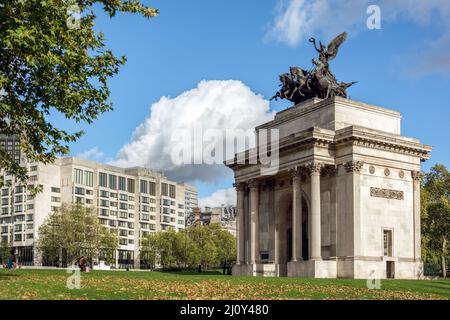 LONDRA - NOVEMBRE 3 : Monumento a Wellington nel mezzo della rotonda di Hyde Park Corner a Lond. Persone non identificate su nove Foto Stock