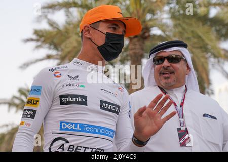 Bahrain International Circuit, Sakhir, Bahrain il 20 marzo 2022 Lando Norris e sua altezza reale il principe Salman bin Hamad al Khalifa, il principe ereditario e primo ministro del Bahrain durante LA FORMULA 1 GULF AIR BAHRAIN GRAND PRIX 2022, Eleanor Hoad Foto Stock