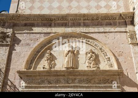 Borgo di Assisi in Umbria. Particolare della più importante Basilica italiana dedicata a San Francesco - San Francesco. Foto Stock