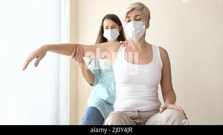 Paziente in terapia fisioterapista. Foto di alta qualità Foto Stock