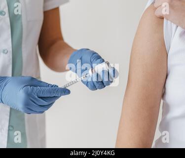 Paziente che prepara il vaccino. Foto di alta qualità Foto Stock