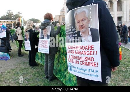 21st marzo 2022 libertà per Julian Assange al Sit in for Peace in Piazza San Giovanni, Roma Italia Foto Stock