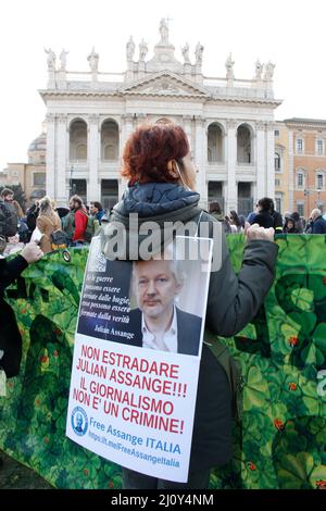 21st marzo 2022 libertà per Julian Assange al Sit in for Peace in Piazza San Giovanni, Roma Italia Foto Stock