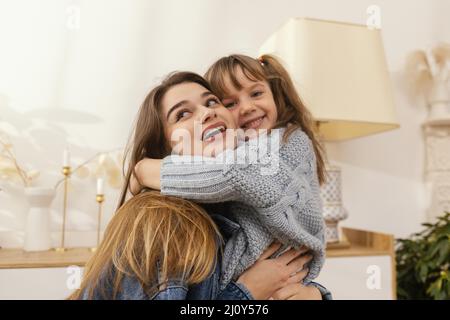 Madre figlia casa abbracciando. Foto di alta qualità Foto Stock
