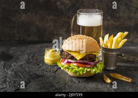 Vista frontale, hamburger di manzo, patatine fritte, salsa di birra. Foto di alta qualità Foto Stock