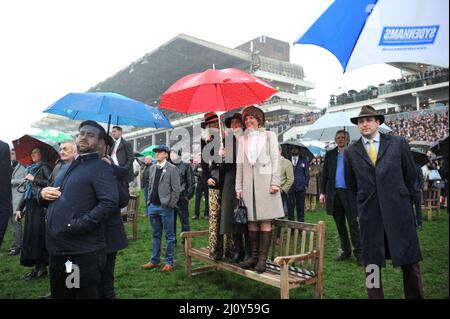 La folla guarda il primo giorno di gara 2, corse al Cheltenham Gold Cup Festival all'ippodromo di Cheltenham. Il giorno delle Signore è un lavaggio fuori immagini b Foto Stock