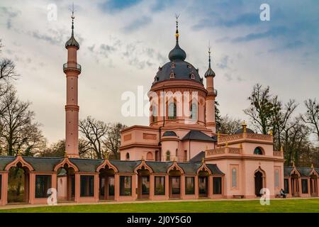 Ottima vista della moschea giardino dal cortile interno. La moschea è uno degli edifici più affascinanti nei giardini del palazzo di Schwetzingen,... Foto Stock