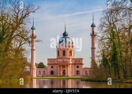 Bella vista ovest dell'ultima moschea giardino rimanente del 18th secolo a Schwetzingen con lo stagno chiamato Moscheeweiher in una giornata di primavera in... Foto Stock