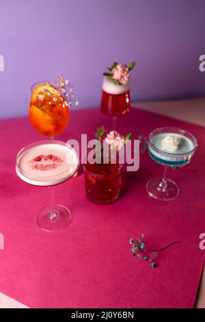 Cocktail dai sapori diversi su sfondo rosa Foto Stock