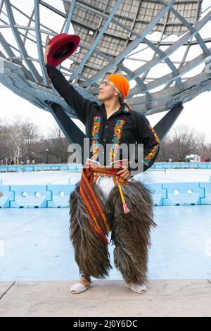 Ritratto di un membro di Jatary Muzhucuna, una troupe di musica e danza americana ecuadoriana,. Vicino all'unisphere in un parco a Queens, New York City. Foto Stock