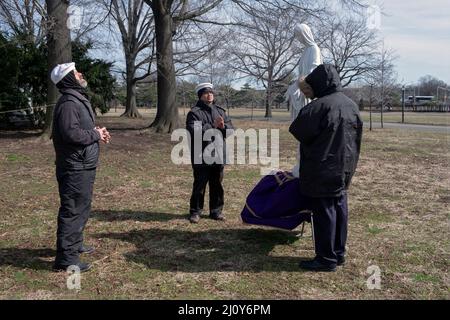 Devoti cattolici romani pregano nel sito del Padiglione Vaticano nel parco Flushing Meadows, dove Maria e Gesù apparvero a Veronica Lueken. A Queens, New York. Foto Stock