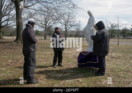 Devoti cattolici romani pregano nel sito del Padiglione Vaticano nel parco Flushing Meadows, dove Maria e Gesù apparvero a Veronica Lueken. A Queens, New York. Foto Stock