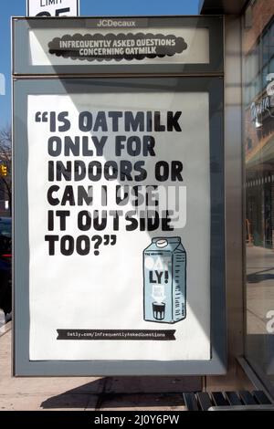 Uno strano divertente e irriverente annuncio di latte di Oatly oat spiritoso in un rifugio per autobus su 35th Avenue ad Astoria, Queens, New York. Foto Stock