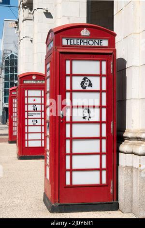 Cabina telefonica decorativa in stile britannico in esposizione su 35th Avenue ad Astoria, Queens, vicino all'entrata dei Kaufman Studios. New York City. Foto Stock